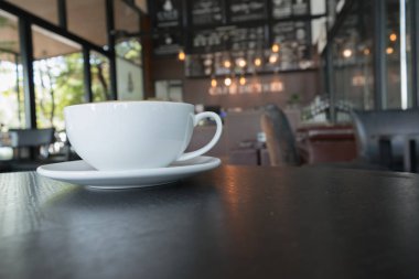 Seçici odak beyaz fincan kahve, latte ahşap tablo.