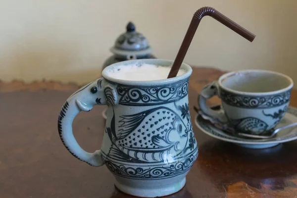 セレクティブ フォーカス白いの一杯のコーヒー、木製のテーブルの上のラッテ. — ストック写真