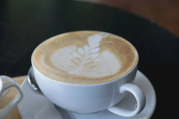 Enfoque selectivo taza blanca de café, café con leche en la mesa de madera . —  Fotos de Stock