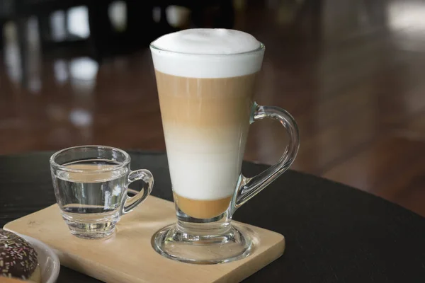 Seçici odak beyaz fincan kahve, latte ahşap tablo.