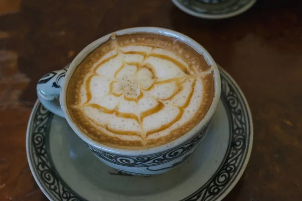 Seçici odak beyaz fincan kahve, latte ahşap tablo. — Stok fotoğraf