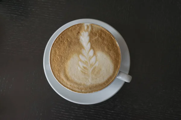 Seçici odak beyaz fincan kahve, latte ahşap tablo. — Stok fotoğraf