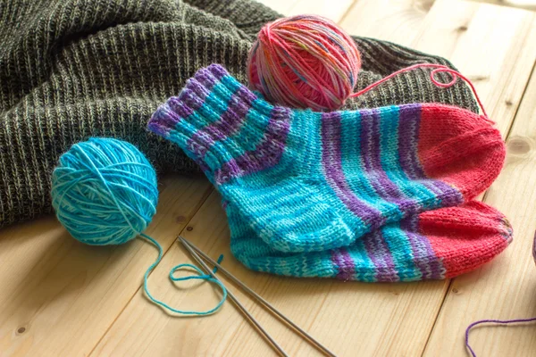 El yapımı bebek çorap ve çok renkli yün skeins