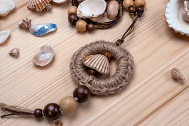 El yapımı ve deniz kabuklarını yakın çekim saçılmasını ahşap boncuk