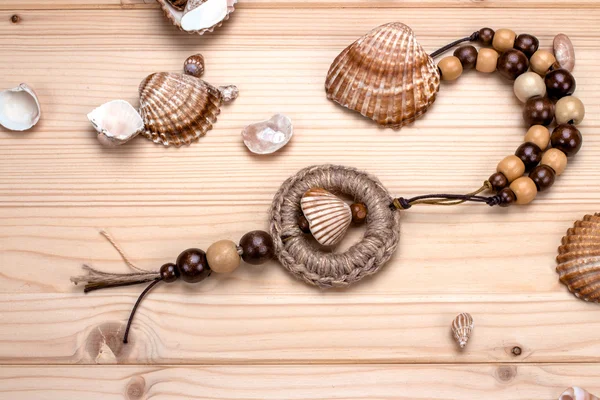 El yapımı ahşap boncuk ve deniz kabuklarını saçılma