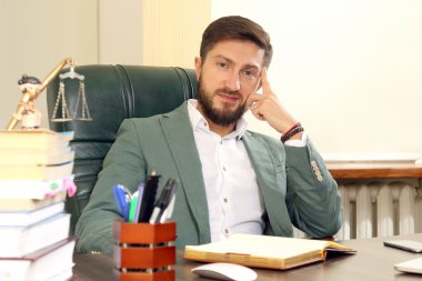 Ofisteki başarılı iş adamının portresi.
