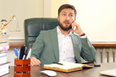 ofiste genç başarılı bir avukatı portresi