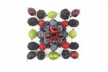 beyaz zemin üzerinde farklı meyveler