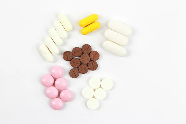 Olika läkemedel piller på vit bakgrund — Stockfoto