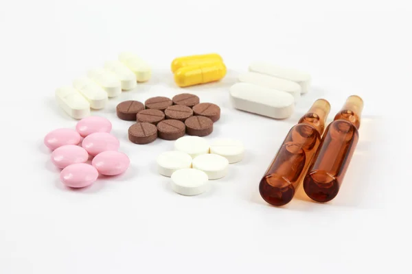 Comprimidos medicinales, ampollas para preparaciones inyectables sobre fondo blanco — Foto de Stock