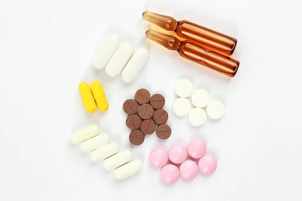 Medikamententabletten, Ampullen für Injektionen auf weißem Hintergrund — Stockfoto