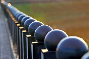 Rıhtımlar üzerinde mermer sütun