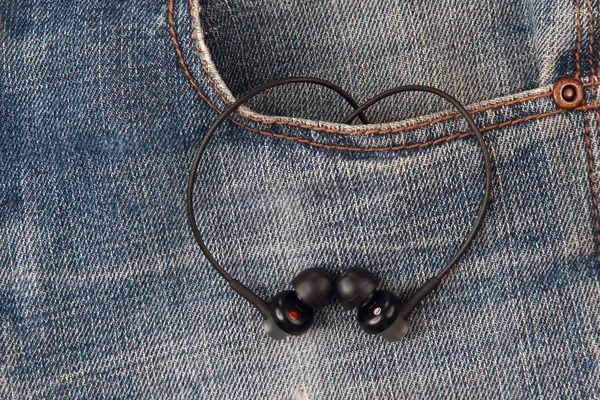 Mini casque audio en pantalon denim de poche — Photo