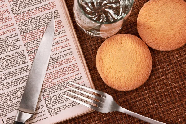 Biblia abierta comida y bebida espiritual — Foto de Stock