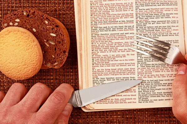 Biblia abierta pan espiritual comida — Foto de Stock