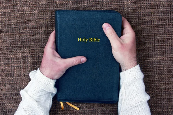 La Santa Biblia en las manos del hombre —  Fotos de Stock