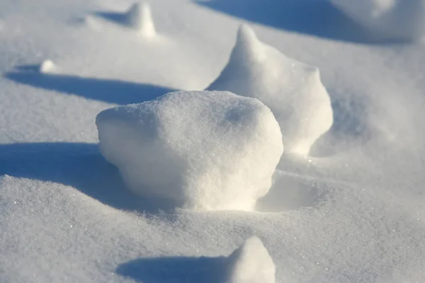 Forma congelada de nieve a la luz del sol —  Fotos de Stock