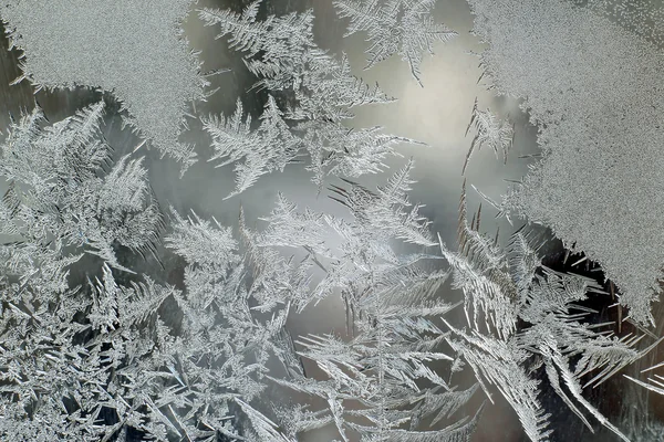 A geada excepcional em uma janela de inverno — Fotografia de Stock