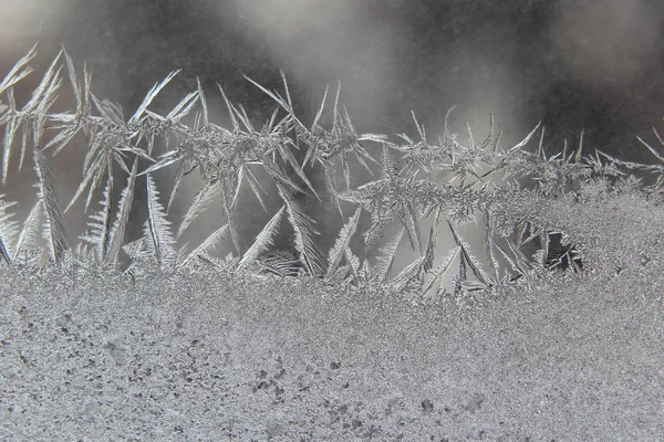 Il gelo insolito su una finestra invernale — Foto Stock