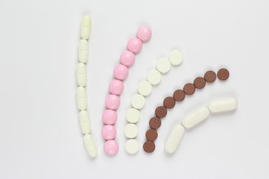 Beyaz arka plan üzerinde farklı tıbbi ilaçlar