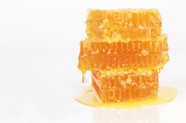 Beyaz arka plan üzerinde petek