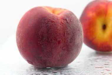 Beyaz arka plan üzerinde Su damlacıkları iki olgun şeftali