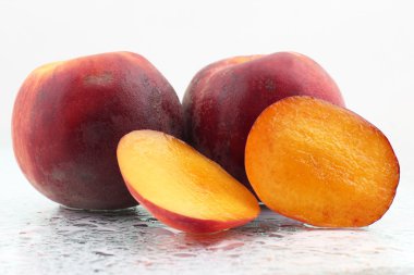 Beyaz arka plan üzerinde Su damlacıkları iki olgun şeftali