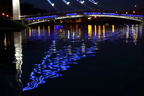 Iluminação noturna refletida da ponte no rio — Fotografia de Stock