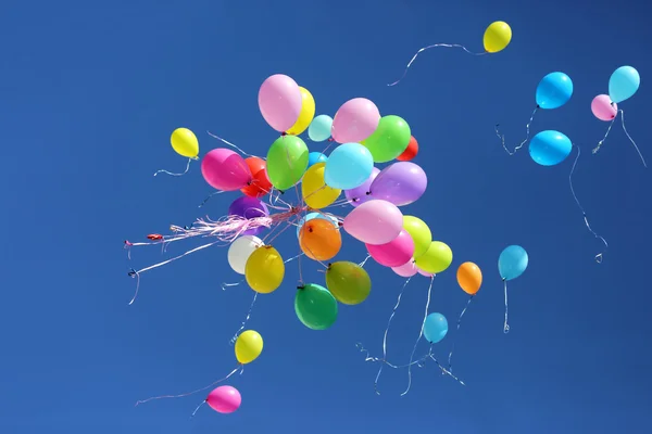 Große Anzahl bunter Luftballons gegen den blauen Himmel — Stockfoto