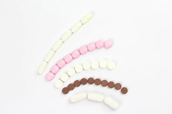 Différentes pilules médicinales sur fond blanc — Photo