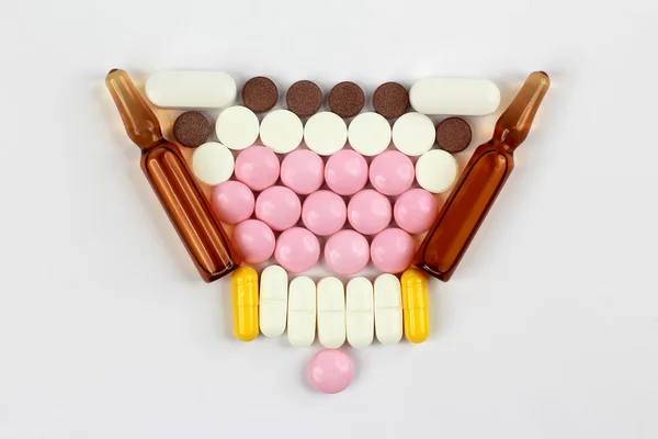 Comprimidos medicinales, ampollas para preparaciones inyectables sobre fondo blanco — Foto de Stock
