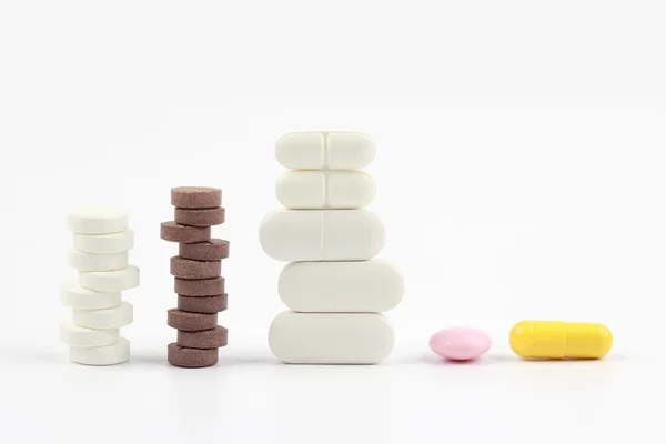 Verschiedene medizinische Pillen auf weißem Hintergrund — Stockfoto