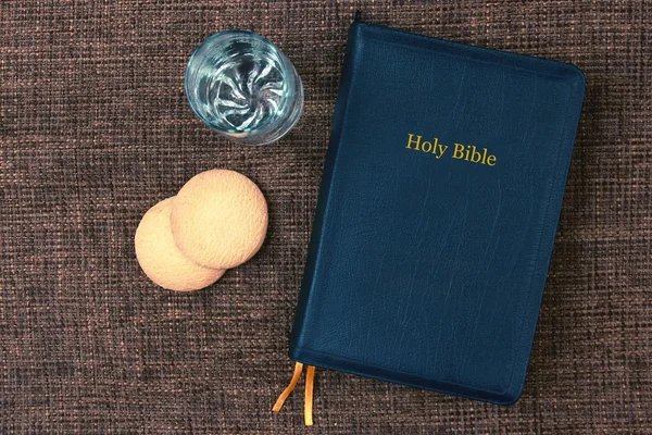 La Biblia es pan y agua sobre la mesa — Foto de Stock