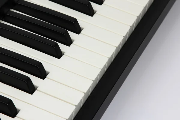 Клавіші піаніно крупним планом на білому фоні — стокове фото