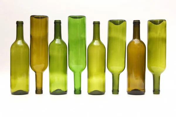Prázdné lahve vína na bílém pozadí — Stock fotografie
