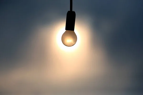 La silhouette de l'ampoule électrique sur le fond de l'ensemble — Photo