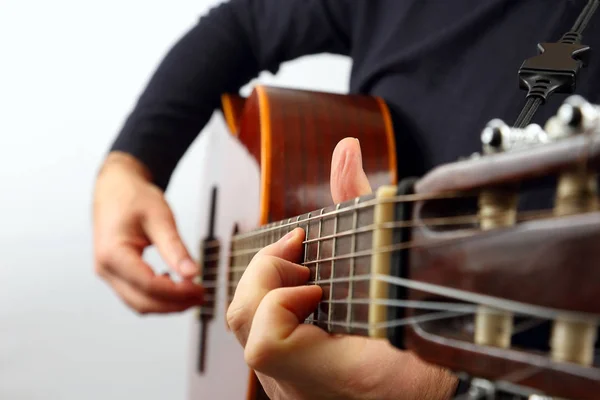 Руки музиканта, який грає на класичній гітарі — стокове фото