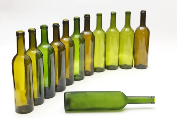 Prázdné lahve vína na bílém pozadí — Stock fotografie