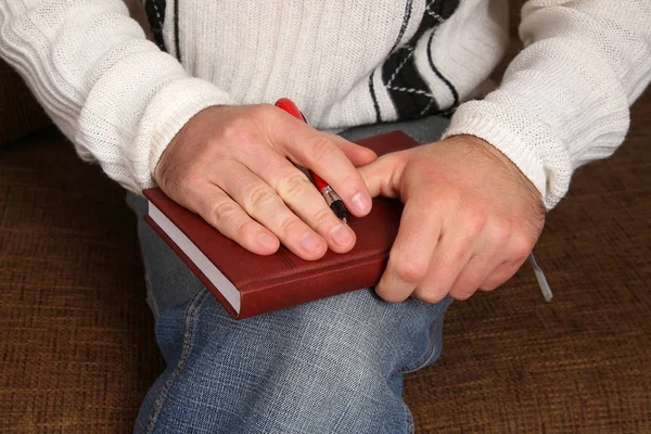 Mano hombre con pluma y bloc de notas — Foto de Stock