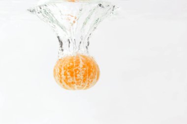 suya düşen narenciye soyulmuş portakal