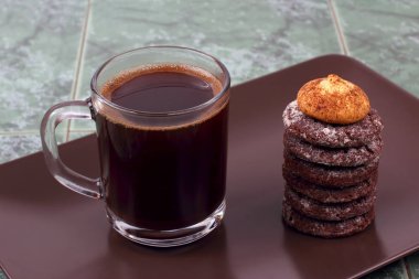 bisküvi ile sıcak siyah kahve 