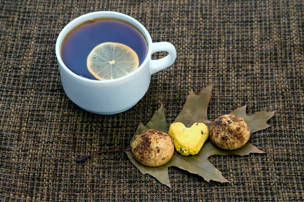 Vit kopp te med citron och kex — Stockfoto