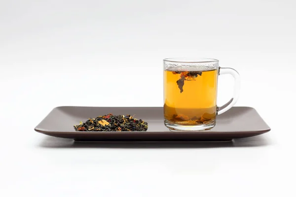 Genomskinlig kopp te på tefat med te — Stockfoto