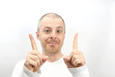 adam beyaz bornoz işaret içinde bir nesne boyutunu parmak