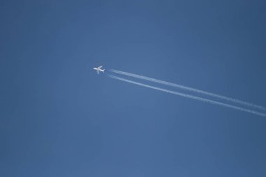 yolcu uçağı yüksek mavi gökyüzünde uçar