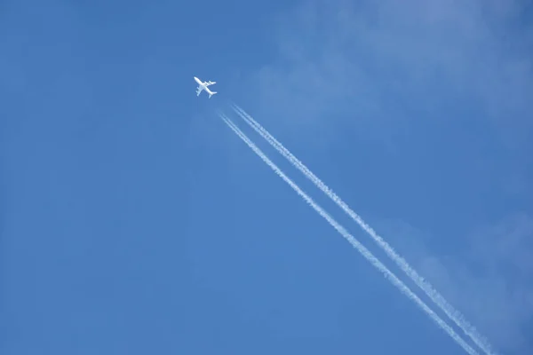 Passageiro avião voa alto no céu azul — Fotografia de Stock