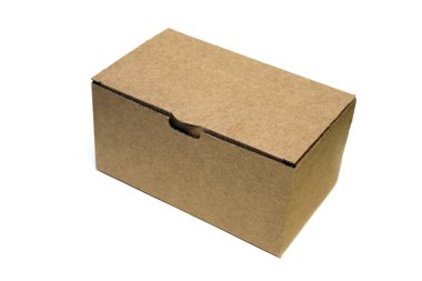 Kapalı karton kutu beyaz arkaplanda izole edildi