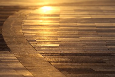 kaldırım döşeme batan güneşin yansıması