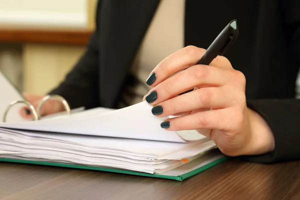 Hand of business woman with document viewer — Stock Photo, Image