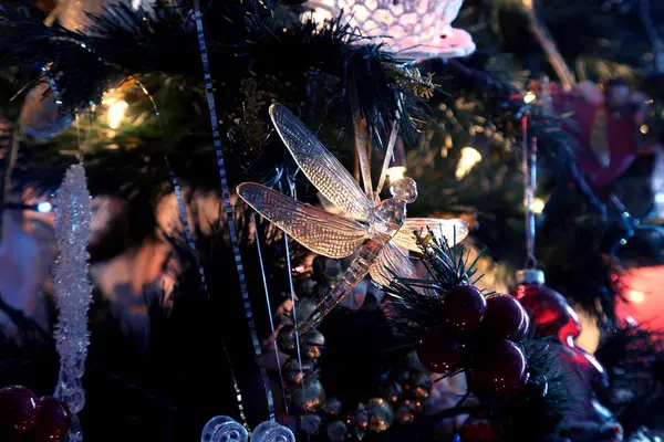 Décorations et jouets de fête sur le sapin de Noël — Photo